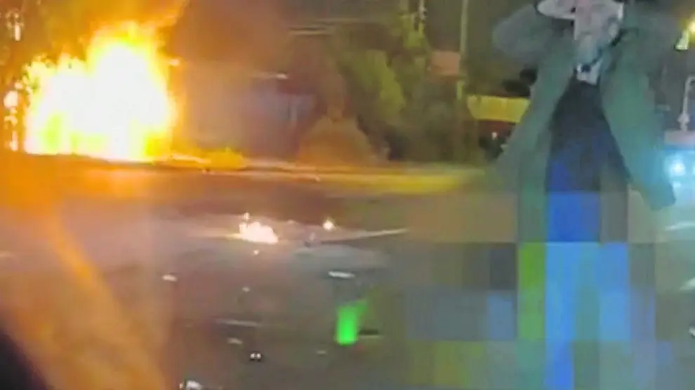 Alexander Dugin se lleva las manos a la cabeza al observar el coche en llamas en el que viajaba su hija.
