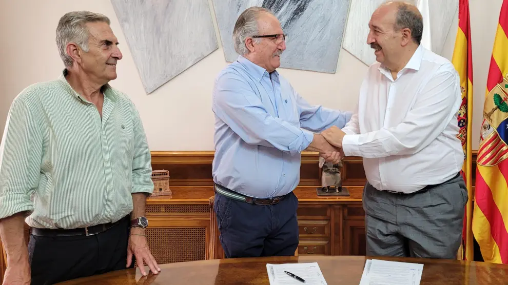 Firma del convenio de colaboración de la Diputación de Teruel con el equipo de fútbol de Segunda División RFEF CD Teruel.