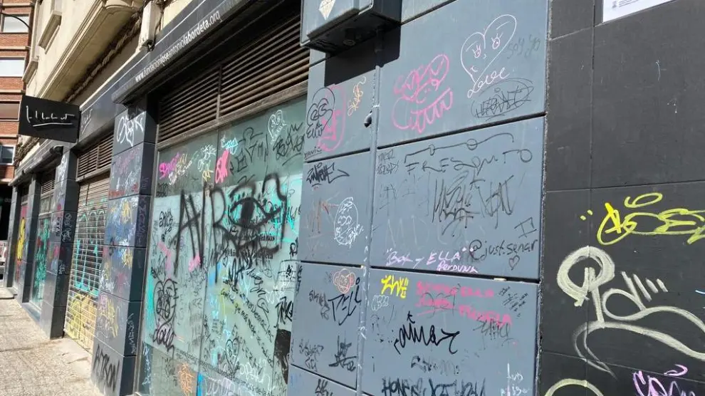 Paredes con grafitis en la calle Félix Latassa.