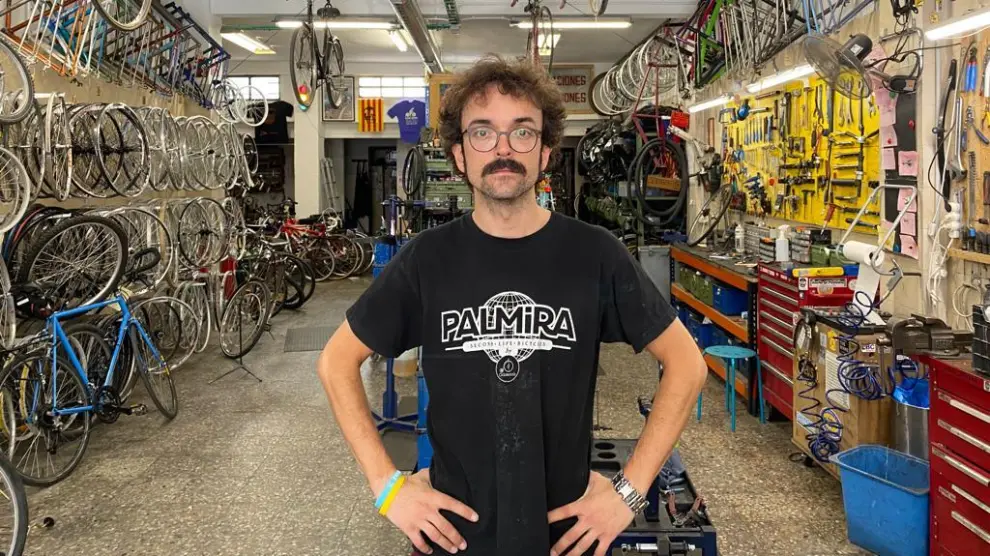 Quico Gimeno trabaja en Ciclofactoría, un negocio de restauración y reciclaje de bicicletas situado en el número 10 de Félix Latassa.