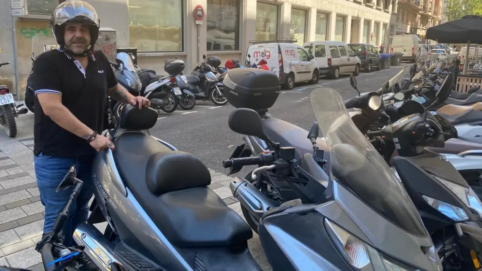 Adrián Armingol, junto a su motocicleta, en la calle Zurita.