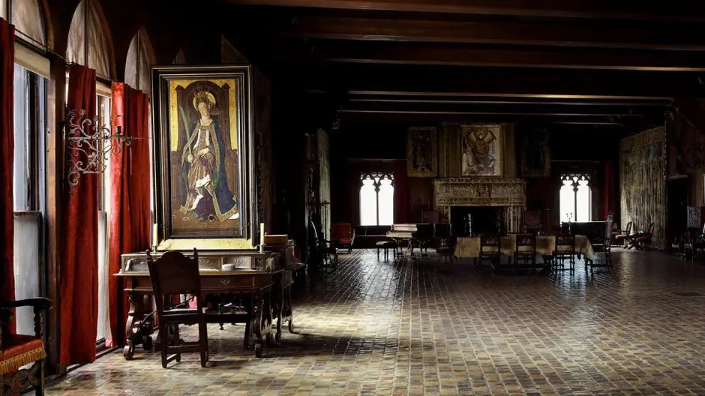 La estancia donde se presenta al público la tabla de Santa Engracia, en el Museo Isabella Stewart Gardner de Boston. Está ubicada sobre un escritorio, a la izquierda de la imagen.