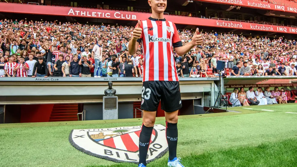 Presentación de Ander Herrera como jugador del Athletic, este domingo en Bilbao.