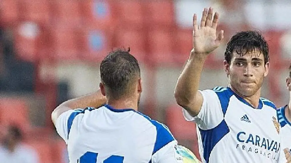 Vada (de espaldas, con el 11 y el balón) saluda a Azón tras un gol logrado esta pretemporada en Tarragona.