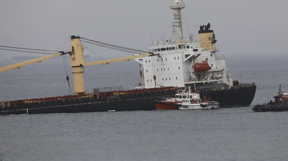 El buque granelero 0S 35, que ha colisionado esta noche con el buque gasero Adam LNG en la Bahía de Algeciras.