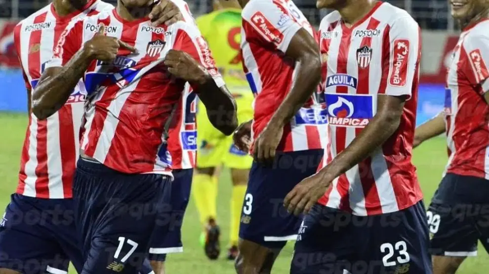 Fuentes, con el número 17 en su pantalón, celebra un gol con el Junior de Barranquilla colombiano, su club de siempre.