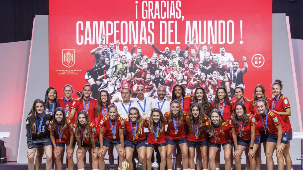 Las flamantes campeonas del mundo entraron en el Salón Luis Aragonés en medio del pasillo que les habían preparado las jugadoras de la absoluta.
