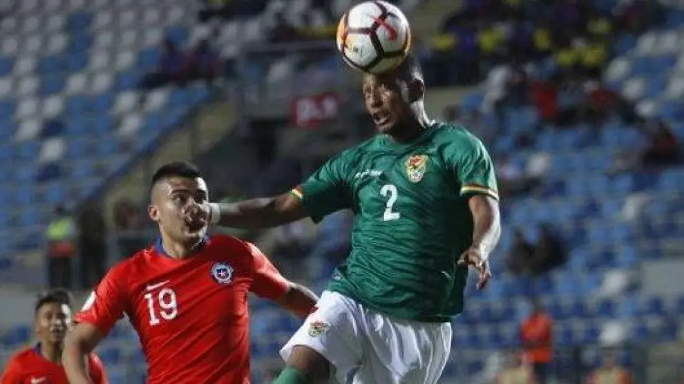 Jairo Quinteros, con el '2' de la selección de Bolivia, en un partido reciente ante Chile.
