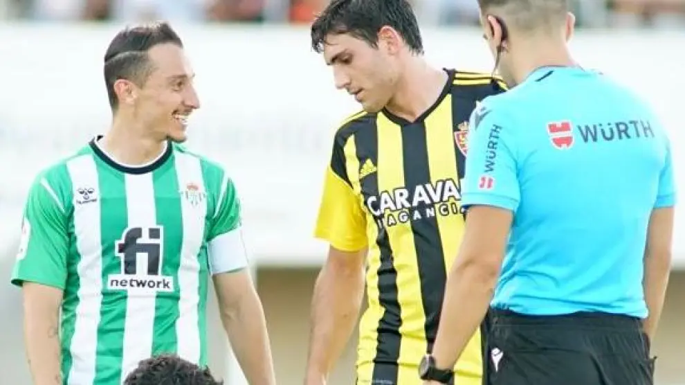 Iván Azón, en un pasaje del partido Real Betis-Real Zaragoza jugado en Málaga en pretemporada el pasado día 3, el último que jugó antes de lesionarse.