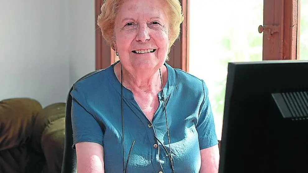 Antonia Garzarán ante el ordenador, en su casa de Teruel.