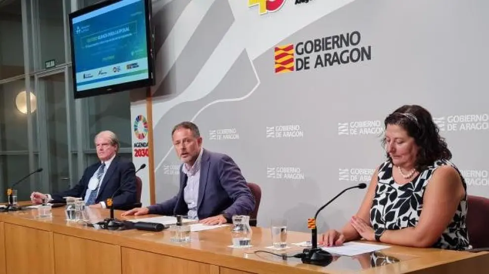 Francisco Belil, Toni Martínez y María López, ayer en la presentación del VIII Foro Alianza para la FP dual
