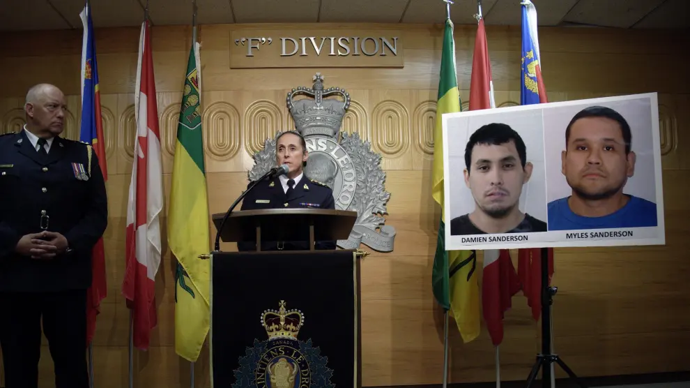 La Policía de Regina, en Canadá, junto a las fotografías de los sospechosos.