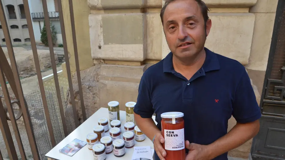El agricultor Rafael Gutiérrez, con su mermelada de tomate ecológica.