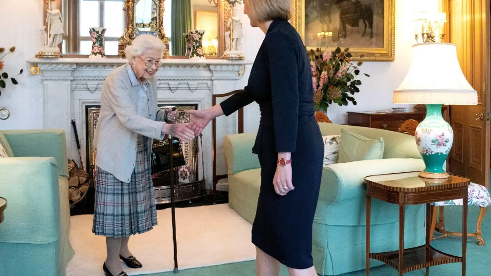 La reina Isabel II recibe en audiencia a la nueva primera ministra británica, este martes.