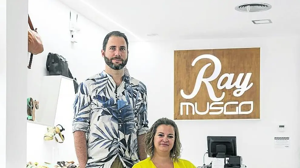 Lorena Gascó y Javier Sánchez dueños de la tienda de calzado ray musgo