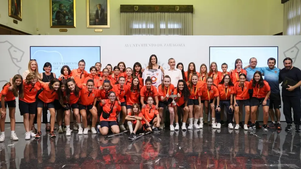 La concejala delegada de Deportes del Ayuntamiento de Zaragoza, Cristina García, ha recibido este miércoles en el consistorio a una representación del Fútbol Sala Femenino FSF César Augusta.