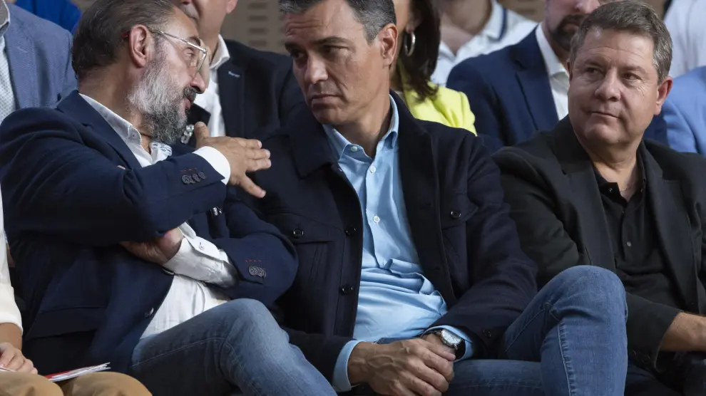 Javier Lambán charla con Pedro Sánchez durante el Consejo Político Federal del PSOE.