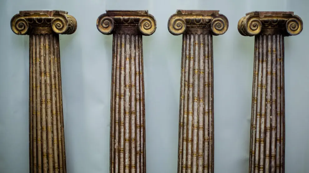 Las columnas jónicas del retablo en restauración son poco habituales en este tipo de obras