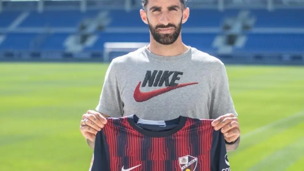 Marc Mateu posa con la camiseta de la SD Huesca.