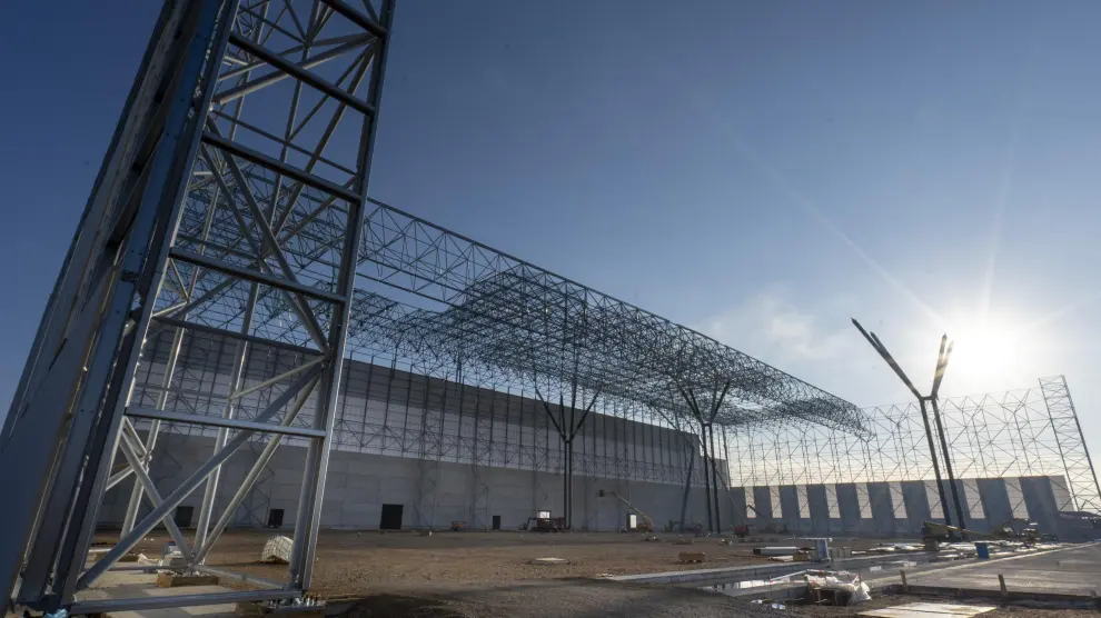 Un aspecto de las obras de construcción del gran hangar en el aeropuerto de Teruel.
