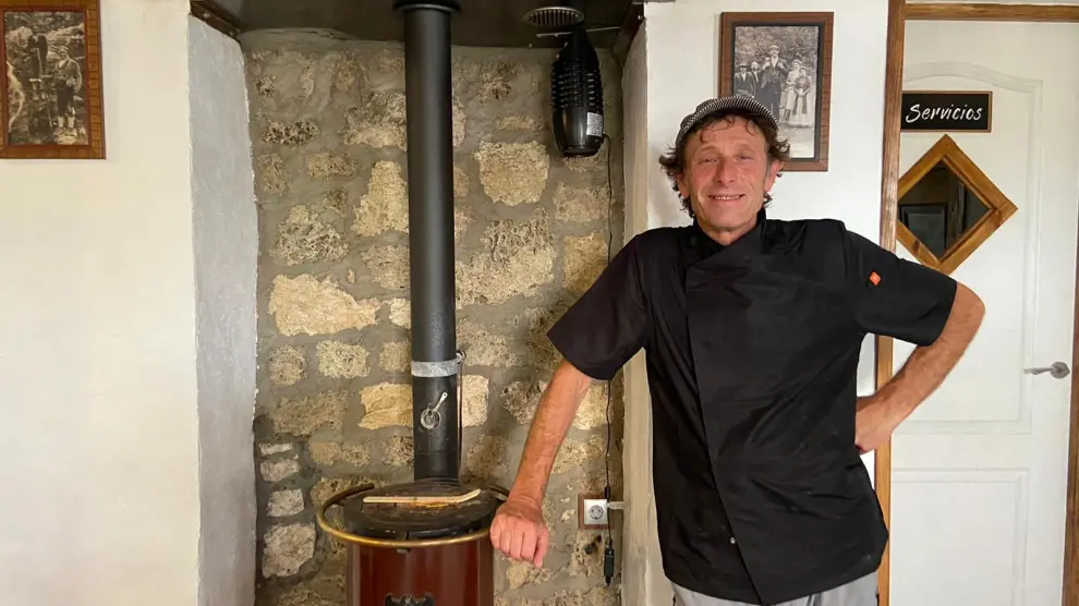 Antonio López restauró una antigua borda para abrir su restaurante.