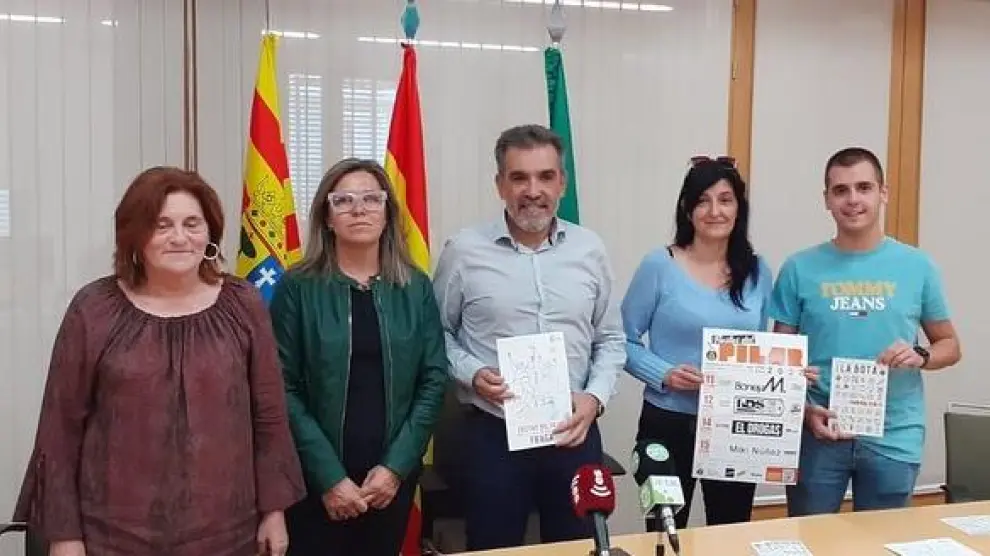 Acto de presentación del programa de las Fiestas del Pilar 2022 de Fraga con los representantes del Ayuntamiento y de Peña Fragatina.