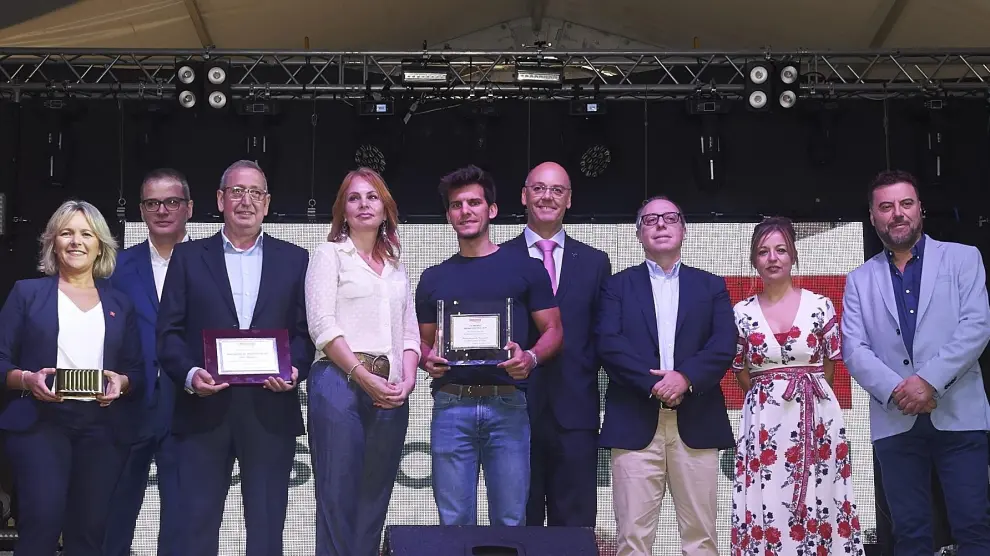 El proyecto 'Apadrina un Olivo' recibió el 'Premio al Producto Aragonés Más Innovador Eroski Contigo' en la Feria del Producto Local de 2019. En la imagen, los responsables del proyecto junto a Carmen Herrarte, consejera de Economía del Ayuntamiento de Zaragoza, y representantes de Eroski y de empresas agroalimentarias.