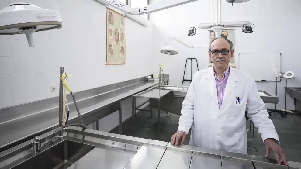 El director del Instituto de Medicina Legal de Aragón (IMLA), José María Arrendondo, en la sede de su institución situada en el barrio de San Gregorio, donde se realizan las autopsias.