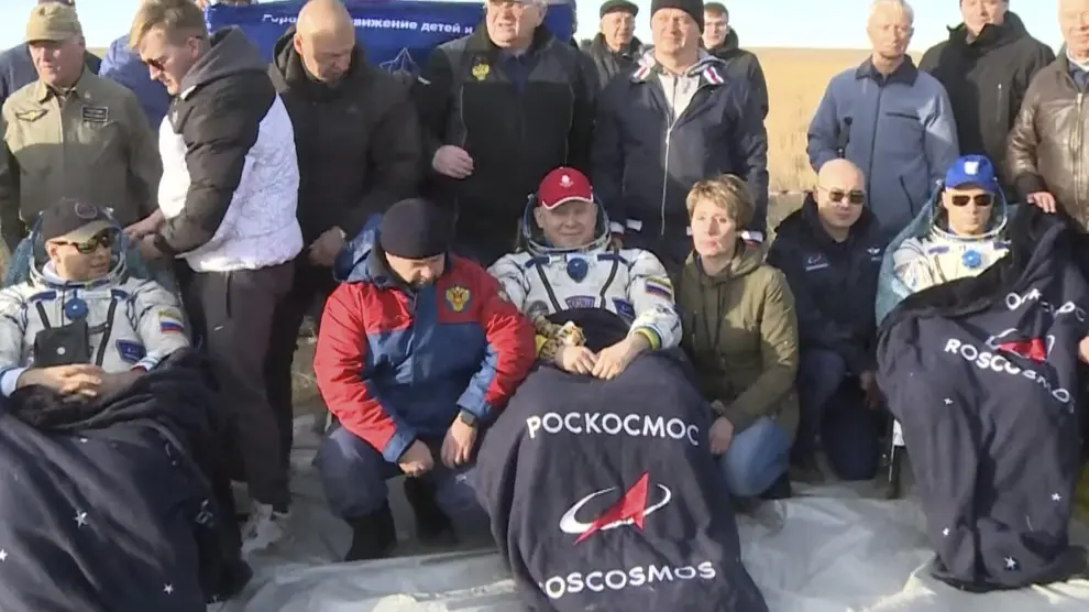 La tripulación de Soyuz MS-21 posa tras el aterrizaje en Kazajistán.