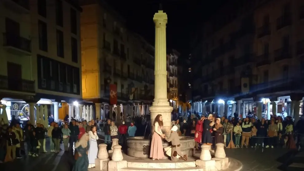 Diego de Marcilla e Isabel de Segura se declaran su amor en la Plaza del Torico.