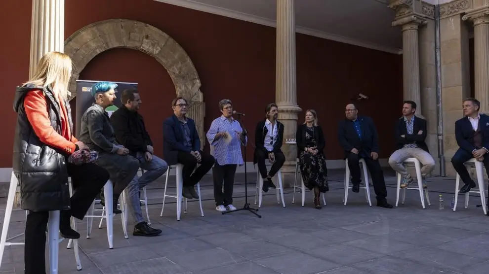 Un momento del 'Diálogo cantado' sobre la jota de este sábado, con la directora de Patrimonio de la DGA, Marisancho Menjón, al micro.