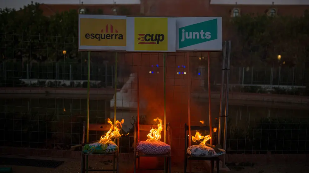Manifestantes queman tres sillas con las siglas de ERC, CUP y Junts