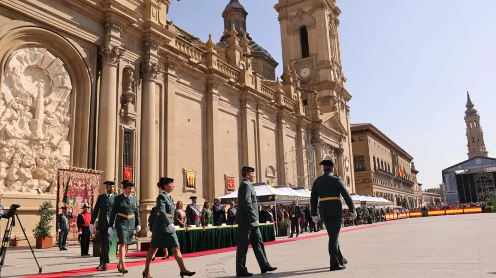 La parada militar y el desfile de la Guardia Civil han tenido lugar este jueves en la plaza del Pilar de Zaragoza.