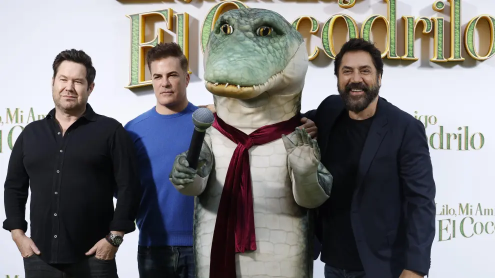 Javier Bardem (d) posa junto a los directores Josh Gordon (i) y Will Speck (2i) durante la presentación de "Lilo, mi amigo el cocodrilo" en Madrid.