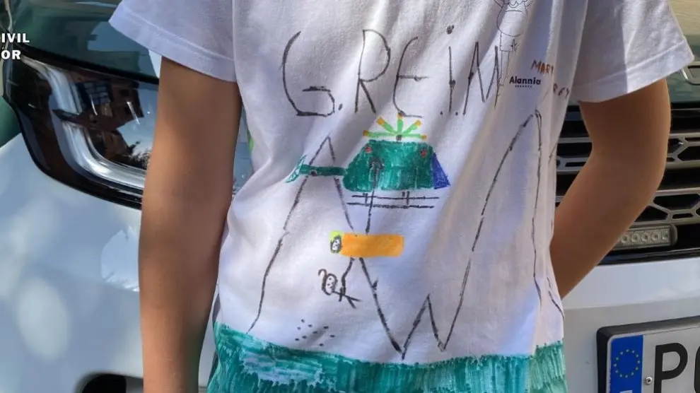 La camiseta dibujada por Martín recoge casi todos los detalles de la labor del Greim.