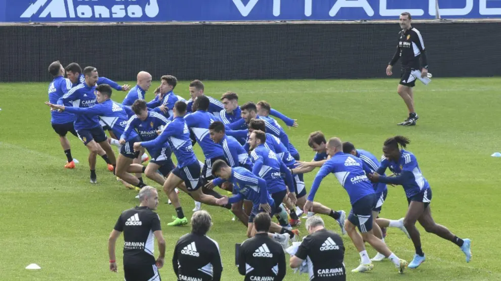 Los jugadores del Real Zaragoza, en el último entrenamiento de la semana este sábado.