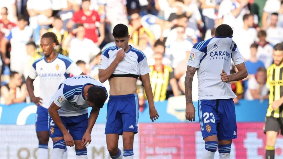 Imagen descriptiva de los futbolistas del Real Zaragoza al término de partido ante el Oviedo este domingo.