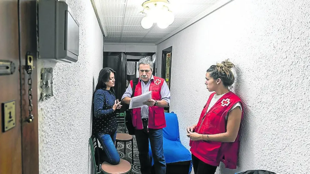 Leivy Liliana Sierra, Armando Sierra y Olga Cerrada , esta semana, durante una visita la vivienda de la primera
