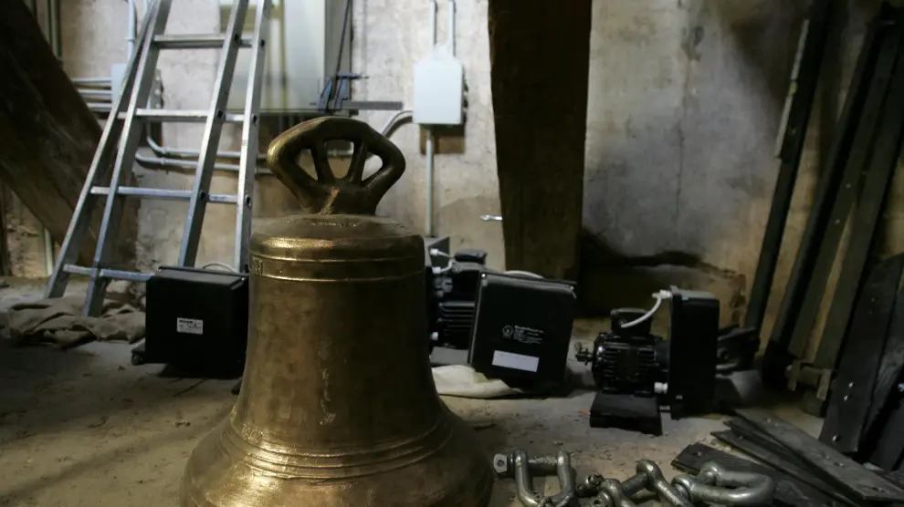 De las conocidas como litúrgicas, es la campana más pequeña de la basílica del Pilar. La de Santa Ana mide 52 centímetros de diámetro y pesa alrededor de 80 kilogramos. Se construyó en 1884 y se hacía repicar, por ejemplo, cuando era necesario bendecir los campos y las cosechas agrícolas.