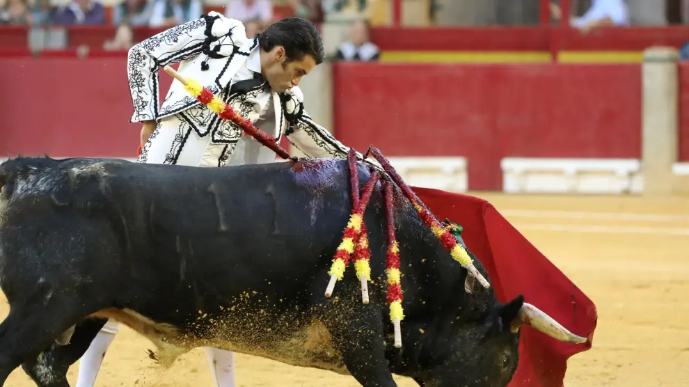 El toro Jardinero, premiado ayer con la vuelta al ruedo, toma la muleta de José Garrido por abajo.