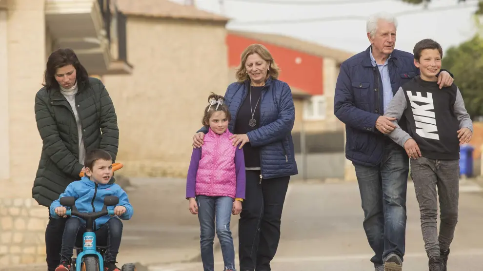Julio Murillo, segundo por la derecha, con su mujer y su 'hija' ucraniana y sus pequeños el pasado marzo en la localidad zaragozana de Perdiguera