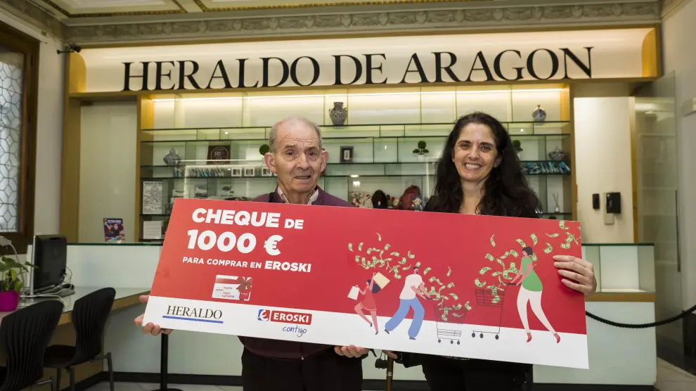 Juan Martins y su hija Ana recogiendo el cheque de ganador.