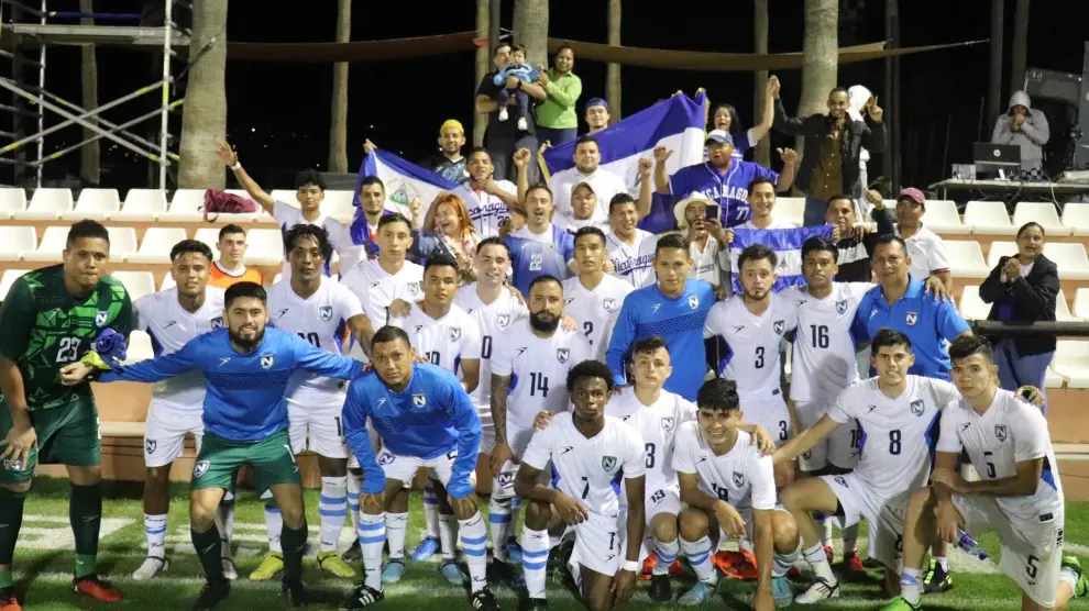 Pablo Gállego, en el centro, junto al resto de sus compañeros de la selección de Nicaragua tras el amistoso con Catar.