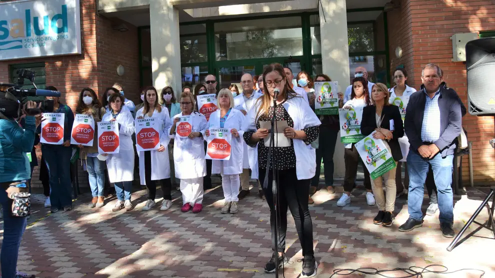 Analia Rueda, enfermera del centro de salud de Tauste, este viernes, leyendo el manifiesto de la plantilla del centro de salud de Tauste