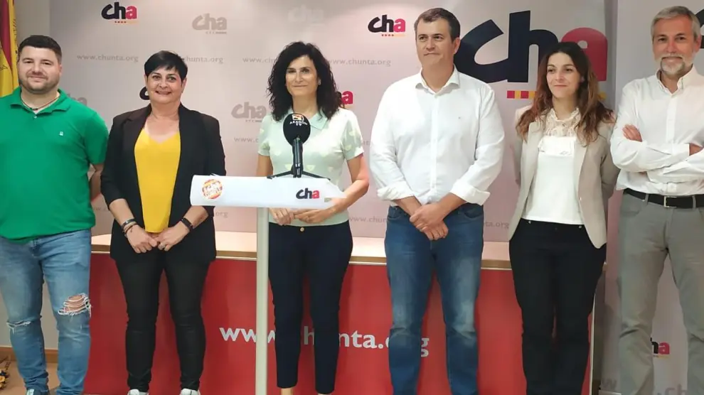 Ivan Tella, Sonia Alastruey, Isabel Lasobras, Joaquín Palacín, Laura Climente y José Ramón Ceresuela, en la sede de CHA en Huesca.
