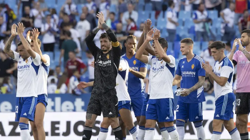 Los jugadores del Real Zaragoza saludan al público a la conclusión del partido.