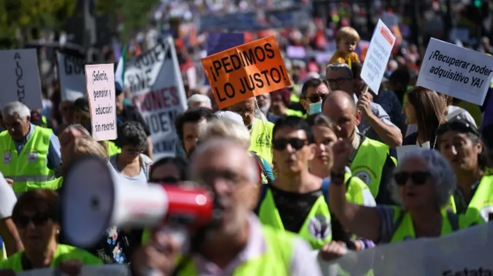 Miles de pensionistas denuncian la pérdida de poder adquisitivo y defienden pensiones y salarios dignos.