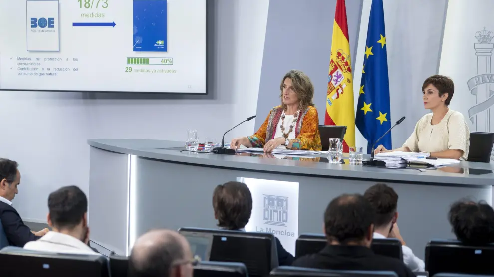 Teresa Ribera (izquierda) y la portavoz del Gobierno, Isabel Rodríguez, este martes en la rueda de prensa posterior al Consejo de Ministros.