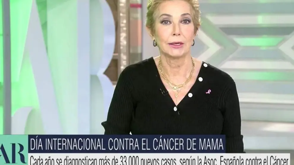 Ana Rosa Quintana durante la emisión de su programa en el Día Mundial Contra el Cáncer de Mama