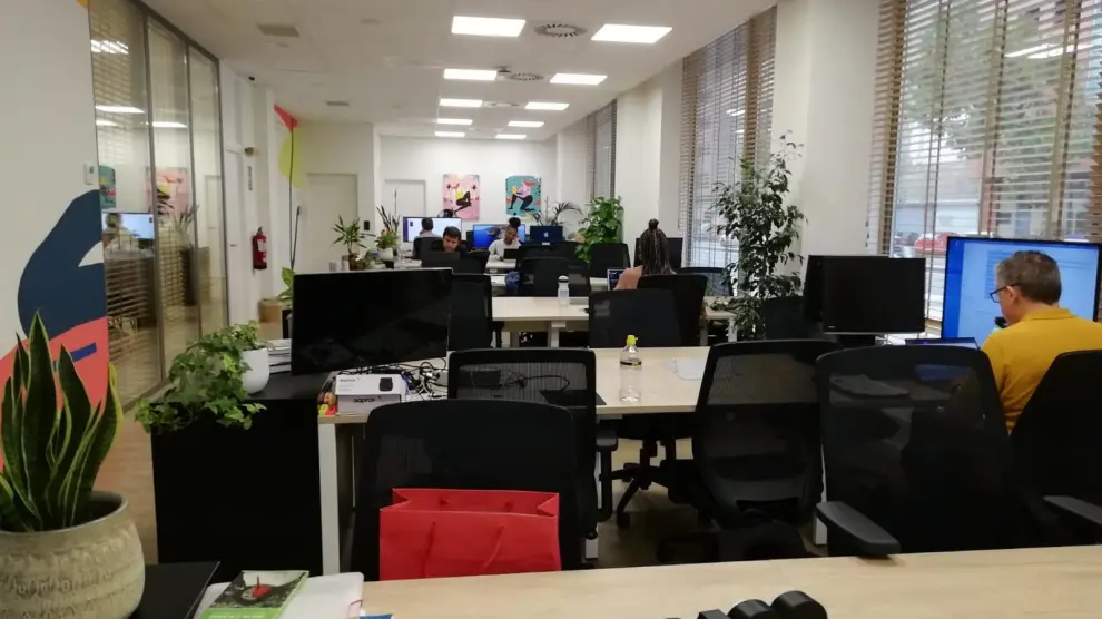 Gente trabajando en el espacio Out Of Office, ubicado en el Hotel Innside de Zaragoza.